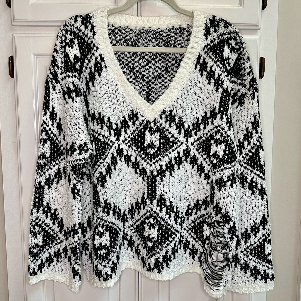 NWT CUPSHE V-neck Sweater Black & White Geometric Print Size Large